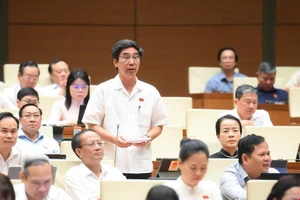 Các đại biểu chất vấn tới Bộ trưởng Tài chính Nguyễn Văn Thắng tại hội trường sáng 19/6. (Ảnh: Cổng TTĐT Quốc hội).