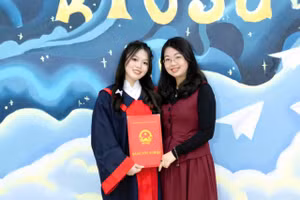 Nữ sinh Bùi Thu Hà (trái) và cô giáo dạy Lịch sử Bùi Thị Hương Mơ. 