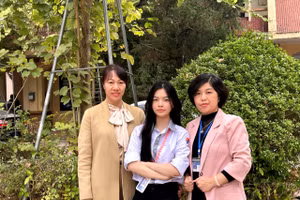 Quỳnh Chi và các cô giáo của mình tại trường. Ảnh: NVCC.