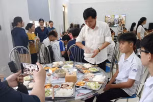 Hàng trăm suất cơm miễn phí được dành tặng thí sinh thi lớp 10 tại xã Ba Vì, Hà Nội. 