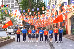 Các em học sinh Trường THCS&THPT Nguyễn Siêu cùng hòa ca bài hát "Tuổi trẻ thế hệ Bác Hồ" bằng 9 thứ tiếng để chào đón đại lễ 80 năm Quốc khánh. 