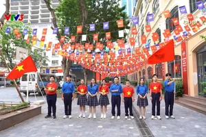 Các em học sinh Trường THCS&THPT Nguyễn Siêu cùng hòa ca bài hát "Tuổi trẻ thế hệ Bác Hồ" bằng 9 thứ tiếng để chào đón đại lễ 80 năm Quốc khánh. 