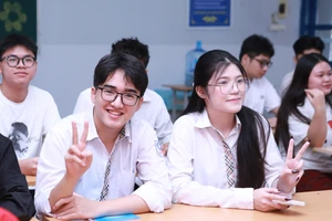 Phạm Quốc Trung (trái) có phương pháp học sáng tạo đã đem lại hiệu quả tích cực. Ảnh: Khôi Nguyên. 