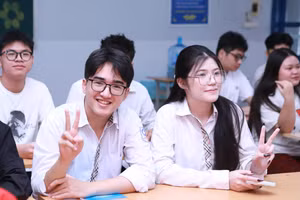 Phạm Quốc Trung (trái) có phương pháp học sáng tạo đã đem lại hiệu quả tích cực. Ảnh: Khôi Nguyên. 