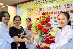 Các em học sinh dành tặng những đóa hoa tươi thắm và lời chúc mừng, tri ân tới cô Phạm Thị Tuyết Trinh nhân ngày Quốc tế Phụ nữ 8/3. 