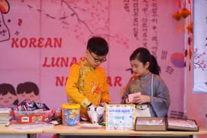 Học sinh Trường THCS Đống Đa trải nghiệm làm đồ handmade. 