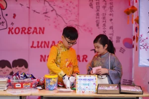 Học sinh Trường THCS Đống Đa trải nghiệm làm đồ handmade. 