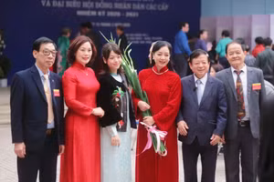 Vợ chồng Nhạc sĩ Đỗ Hồng Quân và NSƯT Chiều Xuân (ôm hoa) trong Ngày hội bầu cử. 