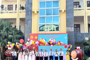 Thầy trò Trường THPT Chất lượng cao Lê Lợi cùng thả những chùm bóng bay mang theo bao khát khao, hi vọng về hành trình chinh phục tri thức trong năm học mới 2025-2026 thật thành công. 