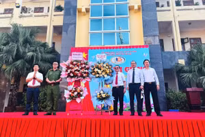 Đại diện các đơn vị, đối tác tặng hoa chúc mừng nhà trường nhân dịp khai giảng năm học mới 2025-2026.