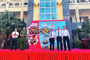 Đại diện các đơn vị, đối tác tặng hoa chúc mừng nhà trường nhân dịp khai giảng năm học mới 2025-2026.