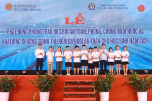Ban tổ chức trao tặng quà cho các em học sinh tham gia thí điểm chương trình học bơi an toàn tại tỉnh Bắc Ninh. 
