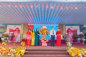 Ông Nguyễn Thế Thạch - Bí thư Đảng ủy, Chủ tịch HĐND phường Phúc Lợi tặng hoa chúc mừng nhà trường nhân dịp lễ khai giảng năm học mới 2025-2026. 