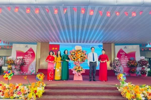 Ông Nguyễn Thế Thạch - Bí thư Đảng ủy, Chủ tịch HĐND phường Phúc Lợi tặng hoa chúc mừng nhà trường nhân dịp lễ khai giảng năm học mới 2025-2026. 