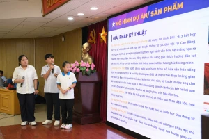 Các em học sinh phổ thông thuyết trình về dự án tham gia cuộc thi.