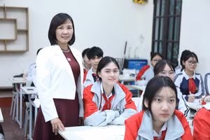 Cô trò lớp 9 Trường THCS Trần Đăng Ninh, TP Nam Định trong giờ học môn Toán. Ảnh: Đình Tuệ.