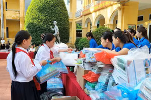 Học sinh Trường THCS An Khánh (Hoài Đức, Hà Nội) cùng góp sách vở tặng các bạn vùng lũ.