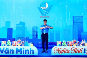 Thầy Nguyễn Anh Tuấn luôn tích cực tham gia nhiều hoạt động Đoàn và phong trào thanh niên của Thủ đô. Ảnh: NVCC.