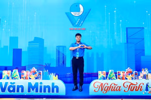 Thầy Nguyễn Anh Tuấn luôn tích cực tham gia nhiều hoạt động Đoàn và phong trào thanh niên của Thủ đô. Ảnh: NVCC.