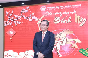 Thứ trưởng Bộ GD&ĐT Nguyễn Văn Phúc thăm và chúc Tết tại Trường Đại học Ngoại thương. Ảnh: Đình Tuệ.