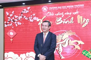 Thứ trưởng Bộ GD&ĐT Nguyễn Văn Phúc thăm và chúc Tết tại Trường Đại học Ngoại thương. Ảnh: Đình Tuệ.