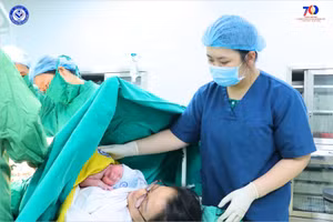 Sản phụ được đưa đến viện kịp thời và ca sinh mổ diễn ra thuận lợi để chào đón bé trai chào đời khỏe mạnh. Ảnh: BVCC.