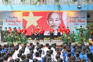 Thầy trò Trường THCS Chương Dương cùng biểu diễn các bài hát nói về Chủ tịch Hồ Chí Minh.