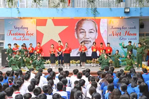 Thầy trò Trường THCS Chương Dương cùng biểu diễn các bài hát nói về Chủ tịch Hồ Chí Minh.