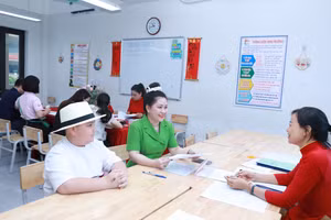 Chị Bùi Thị Vui đưa con trai đến đăng ký tuyển sinh vào lớp 6, Trường THCS Tây Mỗ 3. Ảnh: Đình Tuệ.