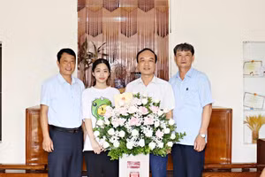 Ngày 18/7, lãnh đạo UBND huyện Giao Thủy, Phòng GD&ĐT cùng đại diện BGH Trường THPT Giao Thủy tới nhà thăm, tặng quà động viên nữ sinh Phạm Thị Trà My. 