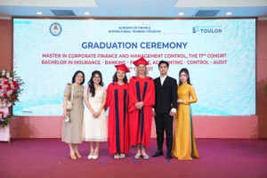 Tân cử nhân tốt nghiệp khóa 12 Chương trình liên kết Học viện Tài chính với Trường Đại học Toulon, Cộng hòa Pháp. 
