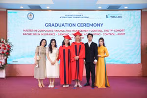 Lễ tốt nghiệp của cử nhân khóa 12 và Thạc sĩ khóa 17 Chương trình liên kết Học viện Tài chính với Trường Đại học Toulon, Cộng hòa Pháp.