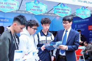 Thí sinh tìm hiểu thông tin tuyển sinh của Học viện Chính sách và Phát triển năm 2026. Ảnh: Đình Tuệ.