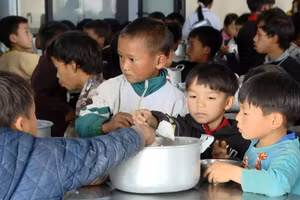 Học sinh Trường Tiểu học và THCS Háng Đồng (xã Tà Xùa, Sơn La) trong giờ ăn bán trú tại trường. Ảnh: Thái Dương.