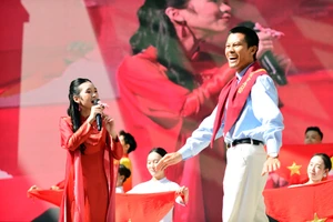 Diễn viên Phương Nam - vai anh Tạ trong phim Mưa đỏ xuất hiện trên sân khấu Trường Nguyễn Siêu. 