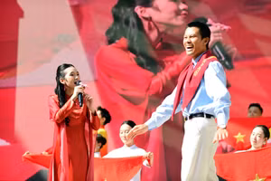 Diễn viên Phương Nam - vai anh Tạ trong phim Mưa đỏ xuất hiện trên sân khấu Trường Nguyễn Siêu. 