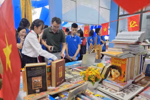 Học sinh tham gia xếp sách nghệ thuật về chủ đề tình yêu quê hương, đất nước.