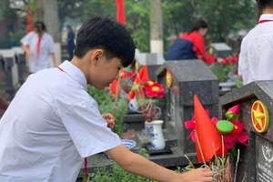 Học sinh Trường THCS Tây Tựu, phường Tây Tựu (Hà Nội) thắp hương tri ân các anh hùng liệt sĩ. 