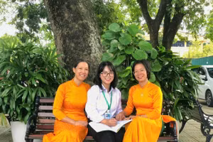 Cô Nguyễn Thị Mộng Lương (trái) và cô Nguyễn Thị Cúc là người trực tiếp dạy, ôn luyện môn Sinh học cho em Nguyễn Kim Chi. 