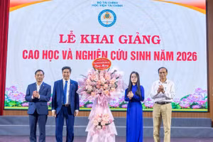 Lãnh đạo Học viện Tài chính nhận hoa chúc mừng từ các học viên cao học, nghiên cứu sinh năm 2026.
