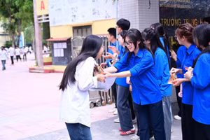 Thanh niên tình nguyện làm nhiệm vụ tại Điểm thi Trường THPT Hoài Đức B, An Khánh, Hà Nội. 