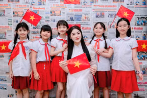 Cô trò Trường Tiểu học Yên Nghĩa, quận Hà Đông hân hoan chào mừng 50 năm ngày non sông thống nhất.