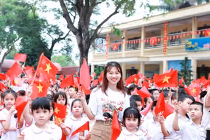 Khắp các trường học đều tràn ngập không khí phấn khởi chào mừng 50 năm ngày thống nhất đất nước. 