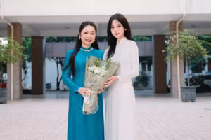 Võ Thùy Trang (phải) và cô giáo chủ nhiệm Nguyễn Vĩnh Hà. Ảnh: NVCC.