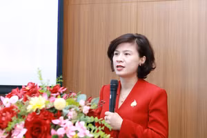 Bà Vũ Thị Tú Anh - Phó Cục trưởng Vụ Giáo dục nghề nghiệp và Giáo dục thường xuyên (Bộ GD&ĐT) phát biểu tham luận về học tập suốt đời tại hội nghị. 