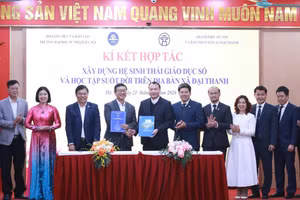 Đại diện UBND xã Đại Thanh và Trường Đại học Sư phạm Hà Nội ký kết hợp tác về phát triển giáo dục. Ảnh: Đình Tuệ.