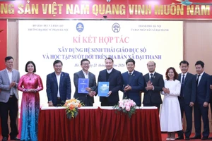 Đại diện UBND xã Đại Thanh và Trường Đại học Sư phạm Hà Nội ký kết hợp tác về phát triển giáo dục. Ảnh: Đình Tuệ.