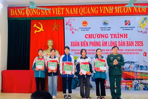 Lãnh đạo Đồn Biên phòng Cửa khẩu cảng Hải Thịnh tặng quà Tết cho các em học sinh.