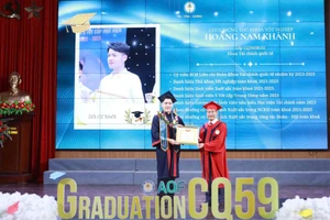 Hoàng Nam Khánh - thủ khoa xuất sắc khóa 59 được lãnh đạo Học viện Tài chính trao thưởng tại buổi lễ trao bằng tốt nghiệp năm 2025. Ảnh: Đình Tuệ.