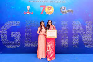 Cô Nguyễn Thị Tuyết Mai (bìa phải) - Hiệu trưởng Trường PTCS Nguyễn Đình Chiểu được vinh danh "Nhà giáo Hà Nội tâm huyết, sáng tạo lần thứ 8 năm 2024".